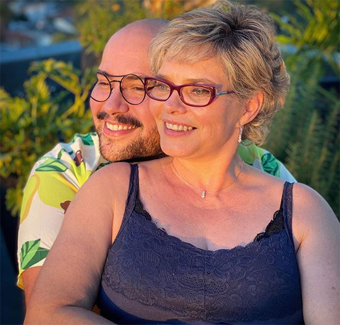 Em rara aparição, mãe de Tiago Abravanel revela que nunca teve problemas com a sexualidade do filho: - <I>Percebi quando era muito pequeno</I>