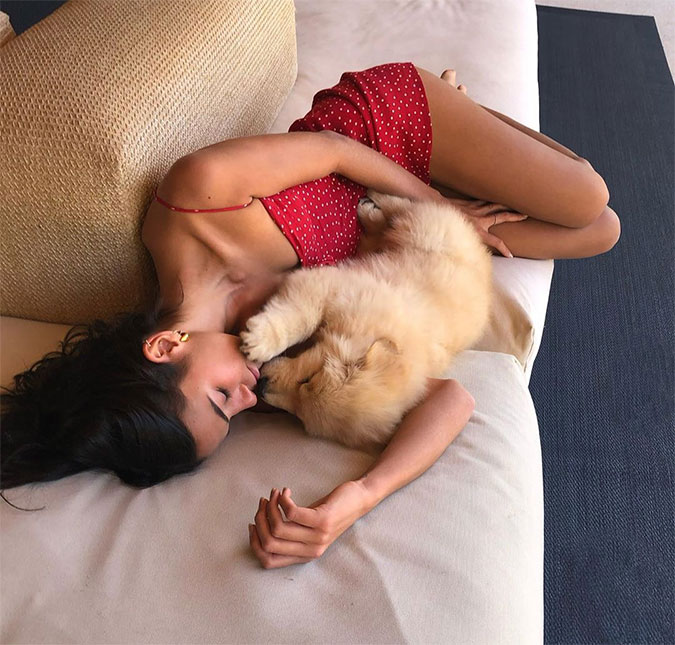 Bruna Marquezine compartilha fotos com cachorrinha, Enzo Celulari comenta e fãs piram: <I>Vocês estão deixando a gente sonhar</I>