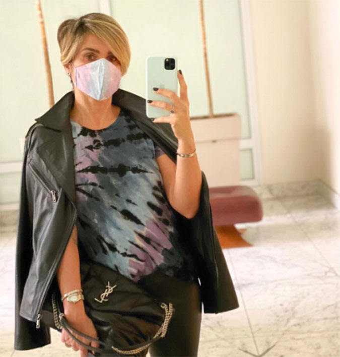 Após mudar o visual, Flávia Alessandra posa de máscara: <i>Primeira voltinha de forma segura</i>