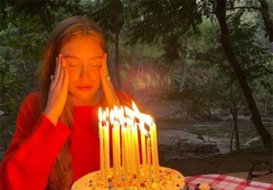 Marina Ruy Barbosa se diverte ao tentar apagar velas de bolo em comemoração ao aniversário de 25 anos de idade, veja!