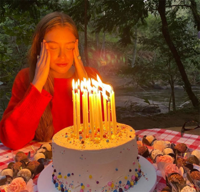 Marina Ruy Barbosa se diverte ao tentar apagar velas de bolo em comemoração ao aniversário de 25 anos de idade, veja!