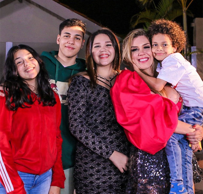 Simony completa 44 anos de idade e comemora ao lado dos filhos; confira!