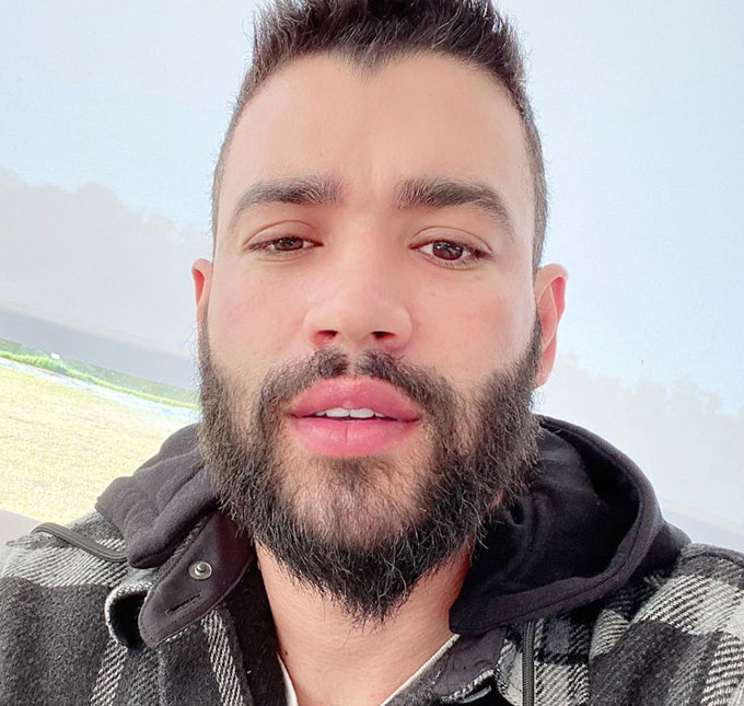 Gusttavo Lima se envolve em acidente com ciclista, diz que está tenso e declara: <i>- Nunca passei por tal situação</i>