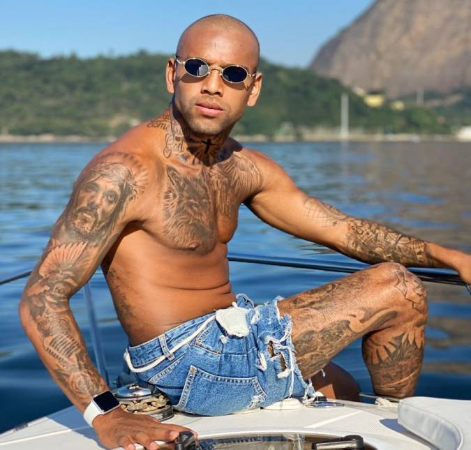 Nego do Borel é levado ao hospital após acidente de moto