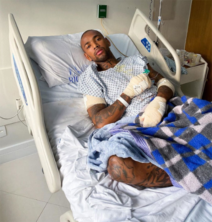 Nego do Borel passa por cirurgia e posta foto em cama de hospital: <i>Posso dizer que eu renasci</i>