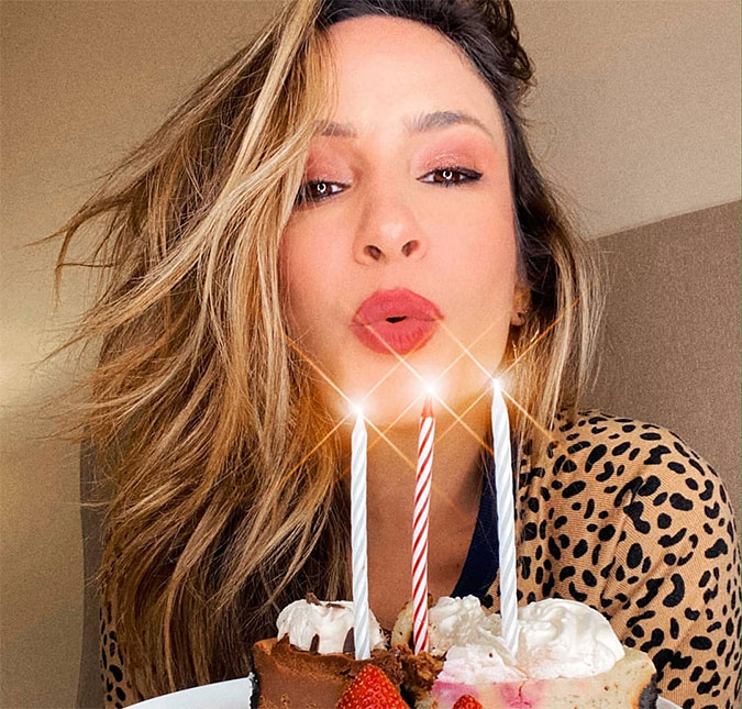 Em carta aberta ao seu <I>eu do passado</I>, Claudia Leitte cita comparações: <I>- Mesmo que te digam o contrário, não há ninguém como você</I>