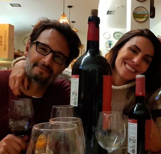No clique acima, a atriz usou o recurso de TBT, ou Throwback Thursday, para relembrar a viagem que ambos fizeram a Portugal! No Instagram, Mel mostrou a imagem em que o casal aparece bem sorridente e cercado por vinhos - inclusive um que vem em uma garrafa gigante! Na legenda, brincou: TBT de quando a gente tingia os dentes pelo mundo. No clique acima, a atriz usou o recurso de TBT, ou Throwback Thursday, para relembrar a viagem que ambos fizeram a Portugal! No Instagram, Mel mostrou a imagem em que o casal aparece bem sorridente e cercado por vinhos - inclusive um que vem em uma garrafa gigante! Na legenda, brincou: TBT de quando a gente tingia os dentes pelo mundo.