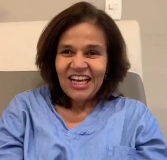 Claudia Rodrigues fratura costela e vértebra após cair no banheiro - atriz está internada em São Paulo