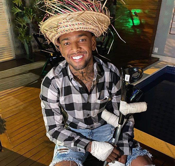 Após acidente, Nego do Borel comemora aniversário em festa com Anitta e outros amigos famosos, diz colunista