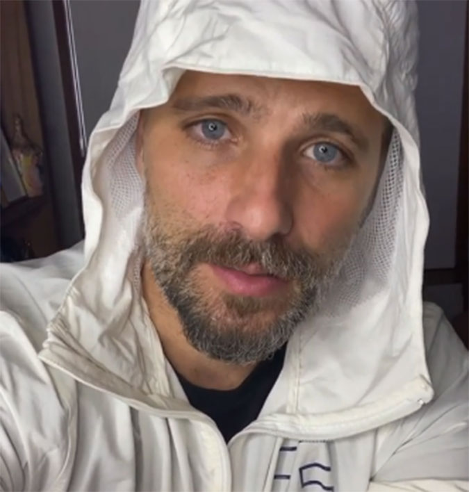 Bruno Gagliasso chama a atenção em vídeo e internautas brincam: <i>Dá para ver que é pai de três mesmo</i>