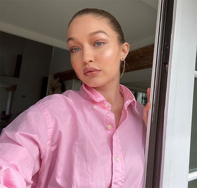 Grávida de Zayn Malik, Gigi Hadid mostra barrigão pela primeira vez em <I>live</I>; confira!
