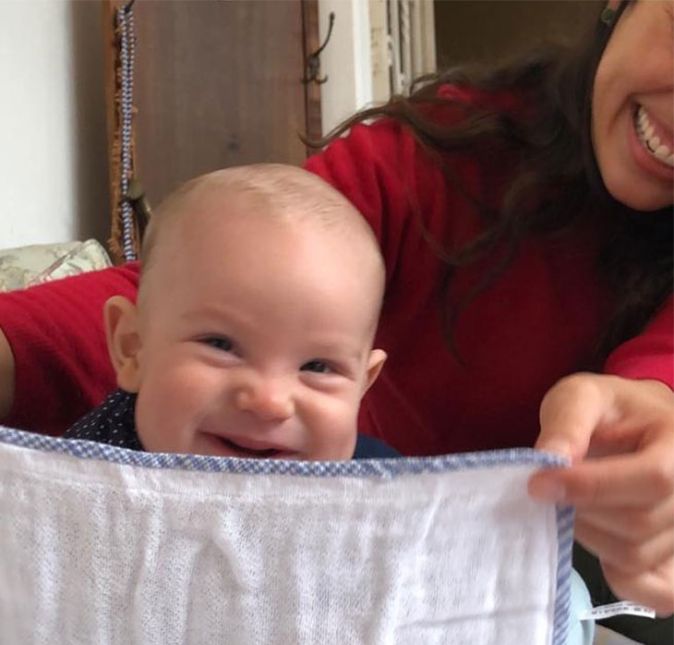 No Instagram, a atriz também encantou os seus seguidores ao compartilhar um clique do filho brincando de esconde-esconde com o pai. Sério: dá para resistir a esse sorriso? O próprio Guilherme comentou a publicação, deixando tudo ainda mais fofo: Cadê o Pedro??? Achouuu!, escreveu o ator. Com certeza esses dois se divertiram muito, não é?