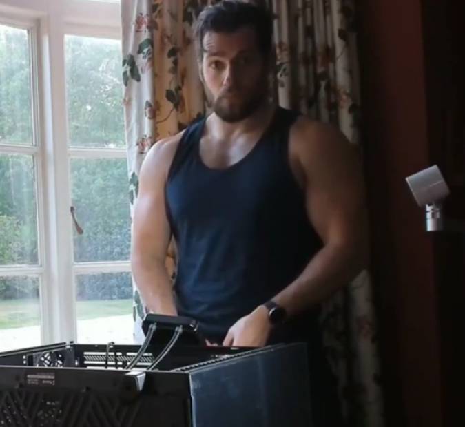 Henry Cavill posta vídeo montando computador e fãs babam: <I>Que máquina</i>