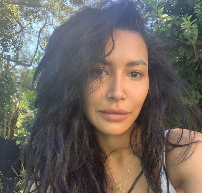 Nascida no dia 12 de janeiro de 1987, Naya Rivera desapareceu durante um passeio de barco no lago Piru, nos Estados Unidos, com seu filho Josey, de apenas quatro anos, no dia 8 de julho de 2020. Após cinco dias de buscas, a polícia conseguiu encontrar o corpo da atriz, conhecida por seu papel na série Glee, que morreu por afogamento, de acordo com a autópsia. Os policiais também afirmaram que uma das hipóteses é que a atriz reuniu força suficiente para levar o filho de volta ao barco, mas não para se salvar.. Nascida no dia 12 de janeiro de 1987, Naya Rivera desapareceu durante um passeio de barco no lago Piru, nos Estados Unidos, com seu filho Josey, de apenas quatro anos, no dia 8 de julho de 2020. Após cinco dias de buscas, a polícia conseguiu encontrar o corpo da atriz, conhecida por seu papel na série Glee, que morreu por afogamento, de acordo com a autópsia. Os policiais também afirmaram que uma das hipóteses é que a atriz reuniu força suficiente para levar o filho de volta ao barco, mas não para se salvar..