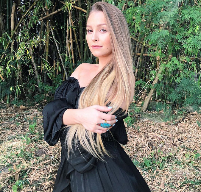 Após descoberta de nódulo na tireóide, Carla Diaz recebe flores e agradece mensagens de carinho: <i>Me deixaram mais positiva</i>