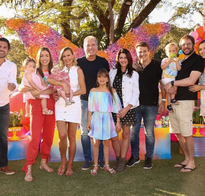 Certa vez Roberto Justus decidiu reunir toda a sua família no aniversário de 11 anos de idade da filha Rafaella Justus. O empresário compartilhou um clique com os seus familiares e, na legenda da publicação, feita no Instagram, escreveu: Comemorando o aniversário de nossa Rafinha. Com a minha mulher, meus cinco filhos, três netos, nora, genro, e futuro genro! Nada é mais lindo e nem mais importante na vida do que estarmos juntos daqueles que tanto amamos. Fofura, né?