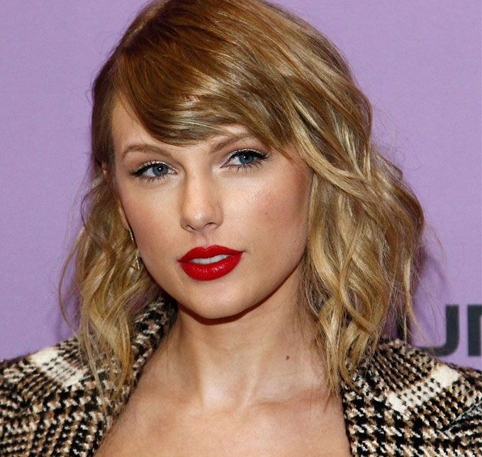 Taylor Swift pega fãs de surpresa ao anunciar lançamento de álbum feito na quarentena