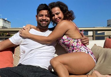 Viviane Araújo exibe barriga trincada ao dançar de biquíni e coladinha ao namorado, Guilherme Militão
