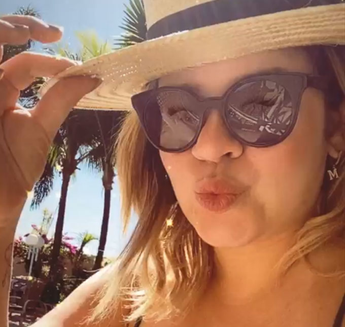 Solteira, Marília Mendonça curte dia de sol e manda recado: <i>Não se esqueçam de usar protetor e de não usar as pessoas</i>