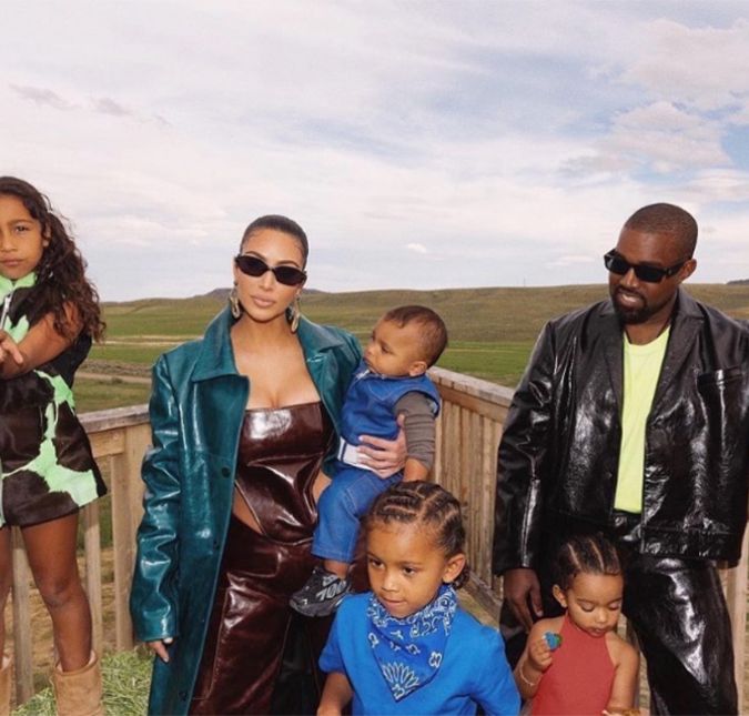 Kanye West deu o que falar por causa de mais uma de suas crises de bipolaridade! O rapper e marido de Kim Kardashian acabou revelando que ele e Kim pensaram em abortar a primeira filha deles, North West. A revelação aconteceu durante um comício, o primeiro que ele realizou após revelar o desejo de concorrer à presidência dos Estados Unidos. Depois, Kanye fez uma série de publicações no Twitter, dizendo que Kim tenta interná-lo e que ele tenta se separar dela há mais de dois anos, desde que descobriu uma suposta traição da esposa com o rapper Meek Mill. Para completar, Kanye fez acusações contra a sogra, Kris Jenner, dizendo que ela era uma supremacista branca.