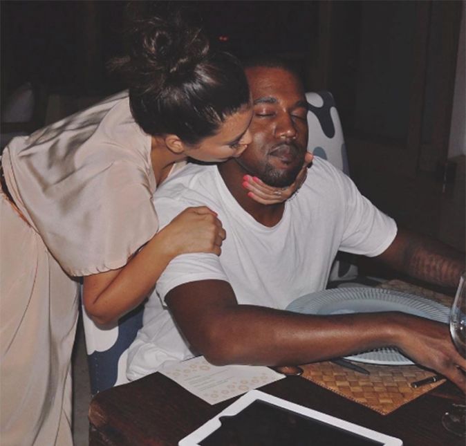 As declarações de Kanye acabaram preocupando toda a família e até alguns amigos do artista. Depois da repercussão diante do assunto, Kim se pronunciou pela primeira vez sobre a bipolaridade do marido e pediu empatia e compaixão do público pelo momento difícil que todos estavam passando. Alguns dias depois, Kanye deu sinais que a tensão havia sido amenizada e pediu desculpas publicamente à Kim, alegando que sabe o quanto a machucou: Gostaria de me desculpar com minha esposa Kim por ter ido a público expor um assunto particular. Eu não a ajudei como ela me ajudou. Quero dizer que sei que te machuquei. Por favor, me perdoe. Logo depois, Kanye teria ido parar no hospital por conta de uma crise de ansiedade. Complicado né?