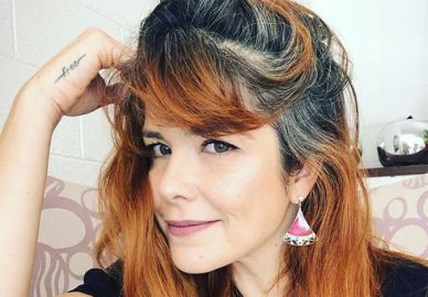 Samara Felippo exibe cabelos grisalhos nas redes sociais e desabafa: <I>Meio me sinto linda, meio me sinto velha</I>