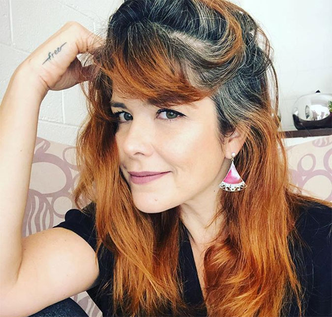 Samara Felippo exibe cabelos grisalhos nas redes sociais e desabafa: <I>Meio me sinto linda, meio me sinto velha</I>