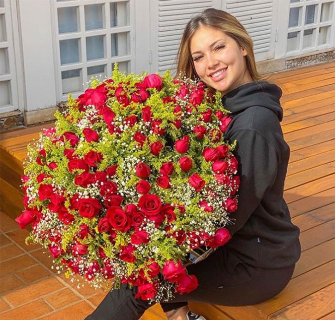 No dia 29 de junho, a influenciadora chegou a receber um grande buquê de rosas! Ela escreveu, na legenda do clique em que aparece mostrando o presente: Minha segunda-feira começou maravilhosa! Apesar de não confirmarem o affair, ao ser perguntado sobre o assunto, o irmão do sertanejo, João Guilherme, acabou confirmando que Zé Felipe foi quem enviou o presente. Eita!