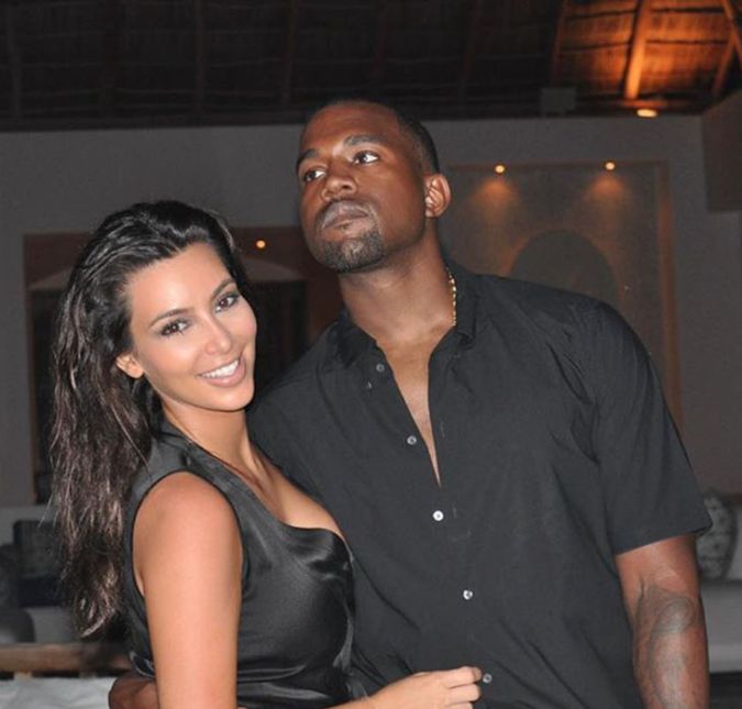 Kanye West é outro famoso que também é conhecido por falar abertamente sobre seus problemas pessoais. O rapper, que lida com o transtorno bipolar, falou algumas vezes sobre sua bipolaridade, até mesmo referindo-se à doença como seu superpoder na música Yikes. Sua ex-esposa, Kim Kardashian, costuma ser mais reservada ao tratar do assunto, mas publicou um texto na época em que estavam juntos nas redes sociais pedindo compaixão e empatia após uma crise de bipolaridade do cantor: Ele é uma pessoa brilhante, mas complicada, que, além das pressões de ser um artista e um homem negro, viveu a dolorosa morte de sua mãe, e ainda tem que lidar com a pressão e o isolamento que é intensificado pelo seu transtorno bipolar. Viver com transtorno bipolar não diminui ou invalida os sonhos e as ideias criativas, não importa quão grandes ou inatingíveis elas pareçam para alguns. Isso é parte de sua genialidade e, como todos nós já testemunhamos, vários de seus grandes sonhos viraram realidade.