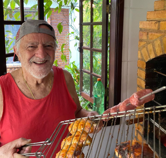 Ary Fontoura diz que churrasco em casa o alegrou em dia ruim: <i>Estava meio para baixo</i>