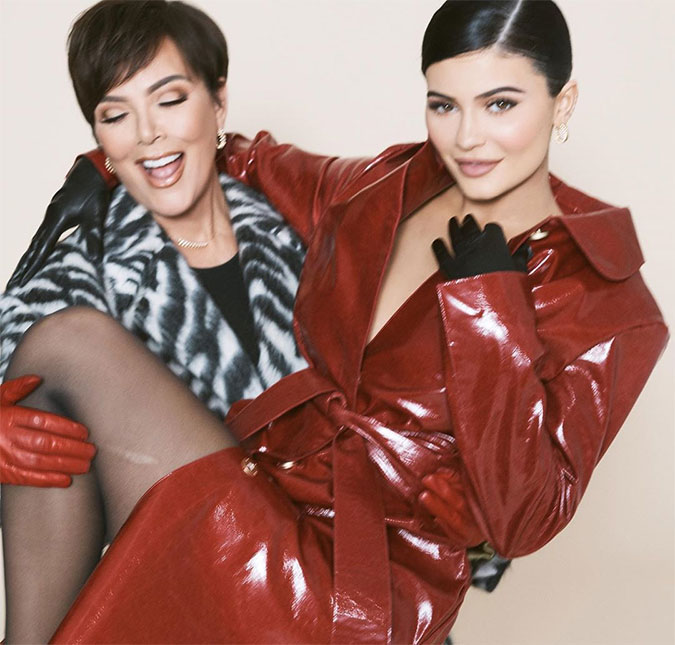 Kylie Jenner assusta fãs ao mostrar estátua de cera de Kris Jenner em sua casa: <I>Adivinha quem veio morar comigo?</I>