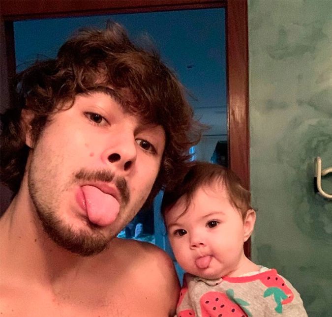 Ao mostrar que pai e filha têm sincronia até na hora de fazer uma careta, o ator brincou: Primeiro passo pra rebeldia. Muito amor, né? Ao mostrar que pai e filha têm sincronia até na hora de fazer uma careta, o ator brincou: Primeiro passo pra rebeldia. Muito amor, né?