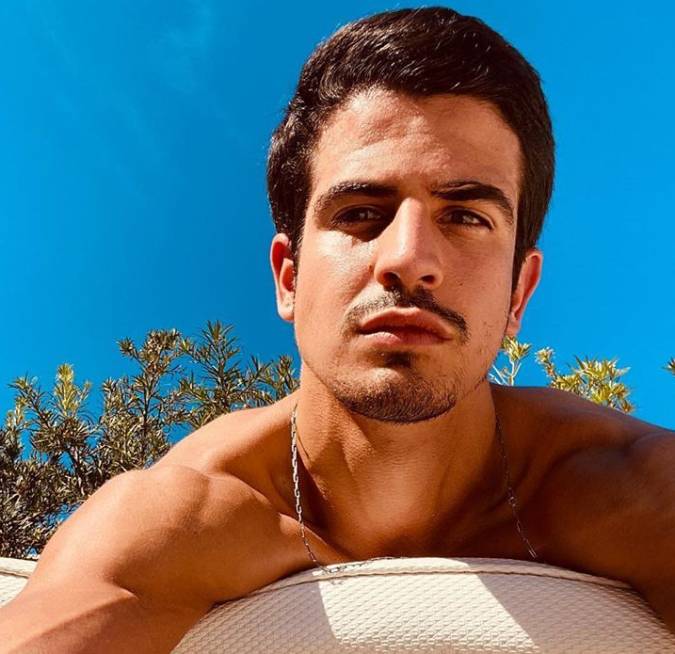 Enzo Celulari responde seguidor que apontou que ele nunca <I>pegou trem lotado: Tenho consciência da realidade</i>