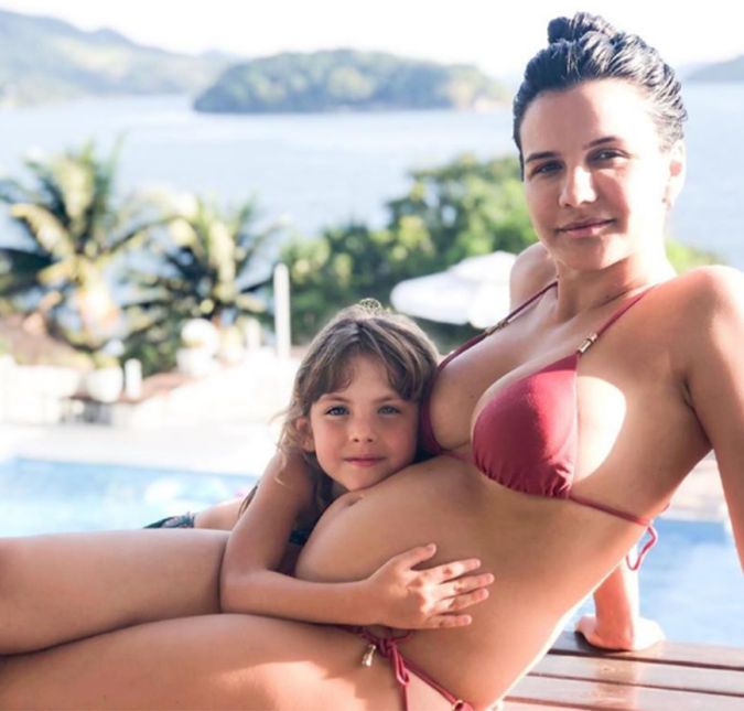 Kyra também fez questão de registrar o momento de curtição com a filha em um dia de muito sol! De biquíni, ela deixou a barriguinha crescendo em evidencia, enquanto ganhava um abraço da filha. Eu e Ayra viemos compartilhar com vocês o quanto já está crescendo o nosso campeão. Momentos em família e cheios de amor!, escreveu ela na legenda. Kyra também fez questão de registrar o momento de curtição com a filha em um dia de muito sol! De biquíni, ela deixou a barriguinha crescendo em evidencia, enquanto ganhava um abraço da filha. Eu e Ayra viemos compartilhar com vocês o quanto já está crescendo o nosso campeão. Momentos em família e cheios de amor!, escreveu ela na legenda.