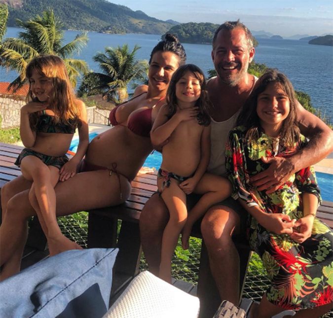 O ator é casado com Kyra Gracie, com quem tem, além do caçula Rayan, Ayra e Kyara. A filha mais velha é Sofia Salvador, é fruto de um relacionamento anterior. Pelo sorriso dele nem precisa de legenda para explicar o quanto essa família é feliz, né? A seguir, veja mais fotos da família reunida. O ator é casado com Kyra Gracie, com quem tem, além do caçula Rayan, Ayra e Kyara. A filha mais velha é Sofia Salvador, é fruto de um relacionamento anterior. Pelo sorriso dele nem precisa de legenda para explicar o quanto essa família é feliz, né? A seguir, veja mais fotos da família reunida.