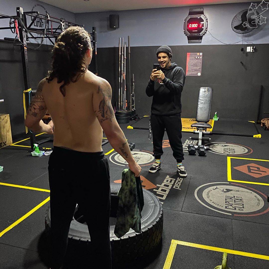 Whindersson Nunes posa treinando ao lado de Caio Castro e brinca: <I>Tão lindo que quem tira minhas fotos agora é ele</i>