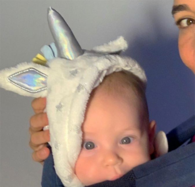 Ao comemorar os cinco meses de vida de Pedro, Giselle compartilhou uma foto dele vestido com uma roupinha de unicórnio, e falou sobre o bebê estar crescendo muito rápido: Ontem. Cinco meses do meu filho. Engraçado, a frase que mais escuto é: aproveita! é cansativo, mas passa muito rápido. quando você vê, ele já cresceu! você não sabe, mas eu já to sentindo esse crescimento. quando uma roupa não cabe mais, quando ele consegue pegar o brinquedo, quando faz um barulhinho diferente, um chorinho novo, uma carinha de entendi o que você tá fazendo, mãe! e quando ele já entende a piada interna? sim, meu baby recém nascido tá crescendo e eu, saudosista como sou, choro ao perceber que toda minha exaustão tem prazo de validade. Será?, escreveu. Para completar, a mamãe-coruja entregou: ps: eu juro que tô me esforçando (muito!) pra postar menos o meu pequeno! mas é extremamente difícil. Não precisa parar de postar, não!