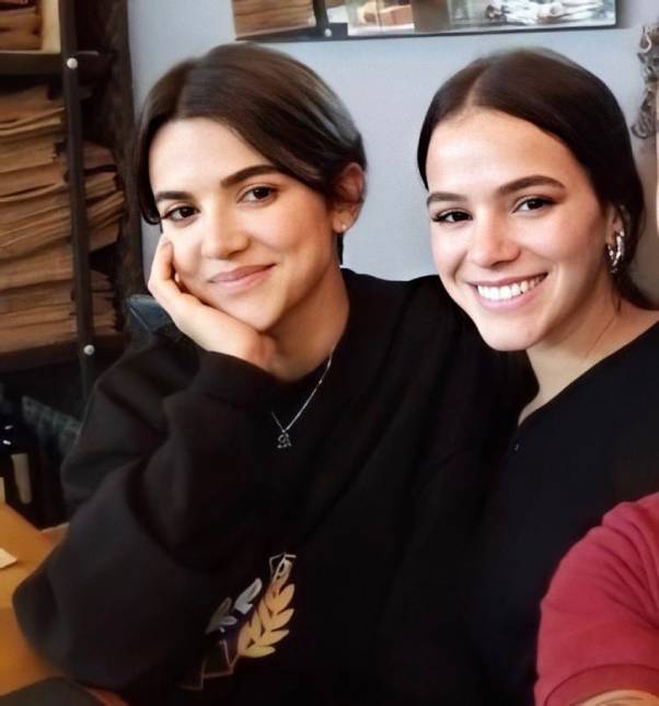 Manu Gavassi faz homenagem para Bruna Marquezine: <I>Te amo como se fosse família</i>