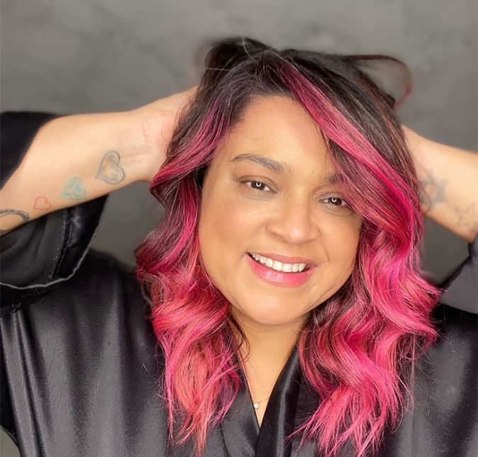 E foi o que a cantora fez! Preta Gil resolveu cobrir os cabelos brancos, mas se enganou quem pensou que seria com a cor natural dos fios. - Agora eu não tenho brancos, eu tenho cabelos rosa! Sim, eu tapei os brancos, mas com rosa porque eu sou dessas. Olha que lindo que ficou, gente, tô apaixonada. Meus brancos agora estão rosinhas, ou seja, o nosso branco pode ficar da cor que a gente quiser, não precisa ser só preto ou da cor da raiz. A gente pode inventar, pode ser criativo, pode brincar. Vocês não tem noção da minha felicidade. Tô sem aplique nenhum, esse é o meu cabelo, tá super cheio, contou Preta em seu Stories do Instagram.