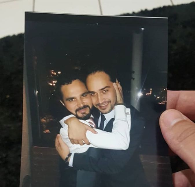 O filho do cantor também já fez uma carta aberta a Luciano, alegando, mais um vez, um afastamento do pai: Oi, pai, eu não sei se a gente vai se reencontrar... nessa vida! Eu lembrei de um poema do Ferreira Gullar. E eu queria que de alguma forma chegasse a ti. O poema diz assim:Quando você fosse embora, homem branco como a neve, me leve! Se acaso você não possa me carregar pela mão... homem branco de coração de neve... me leve no coração! Se no coração não possa, por acaso me levar, homem de sonho e de neve... me leve em seu lembrar! Mas se aí também não possa por tanta coisa que leve já viva em teu pensamento... Homem meu pai branco de neve... Me leve... No seu esquecimento! Ao jornal Extra, Wesley falou mais sobre sua relação com o pai: Faz três anos que a gente não se fala. Toda família tem diferenças, mas é perceptível o afastamento dele, não somente com minha pessoa, mas com vários outros membros da família. Já tive diferenças demais com ele na adolescência, mas nunca ficamos tanto tempo sem nos falarmos. Toda a família me trata normal, com maior amor. Até reencontrar com familiares em janeiro eu reencontrei. Tenho um ótimo hábito com tios, tias e primas... Somente com ele existe esse afastamento. Sinceramente, já venho perdendo as esperanças de ganhar ao menos um abraço. O filho do cantor também já fez uma carta aberta a Luciano, alegando, mais um vez, um afastamento do pai: Oi, pai, eu não sei se a gente vai se reencontrar... nessa vida! Eu lembrei de um poema do Ferreira Gullar. E eu queria que de alguma forma chegasse a ti. O poema diz assim:Quando você fosse embora, homem branco como a neve, me leve! Se acaso você não possa me carregar pela mão... homem branco de coração de neve... me leve no coração! Se no coração não possa, por acaso me levar, homem de sonho e de neve... me leve em seu lembrar! Mas se aí também não possa por tanta coisa que leve já viva em teu pensamento... Homem meu pai branco de neve... Me leve... No seu esquecimento! Ao jornal Extra, Wesley falou mais sobre sua relação com o pai: Faz três anos que a gente não se fala. Toda família tem diferenças, mas é perceptível o afastamento dele, não somente com minha pessoa, mas com vários outros membros da família. Já tive diferenças demais com ele na adolescência, mas nunca ficamos tanto tempo sem nos falarmos. Toda a família me trata normal, com maior amor. Até reencontrar com familiares em janeiro eu reencontrei. Tenho um ótimo hábito com tios, tias e primas... Somente com ele existe esse afastamento. Sinceramente, já venho perdendo as esperanças de ganhar ao menos um abraço.