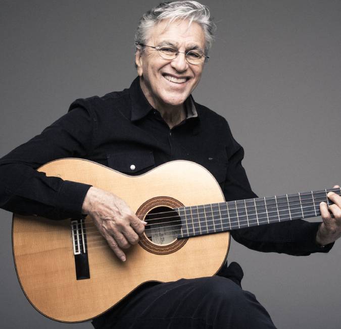 Caetano Veloso vai comemorar 78 anos de idade com sua primeira <I>live: Cantar me dá prazer</i>