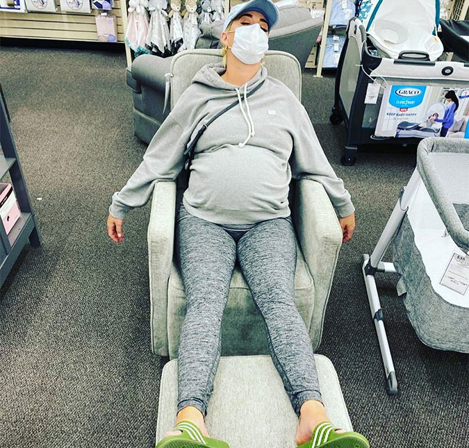 Prestes a dar à luz, Katy Perry retrata bem o finalzinho da gestação ao dormir em loja de artigos para bebês; confira!