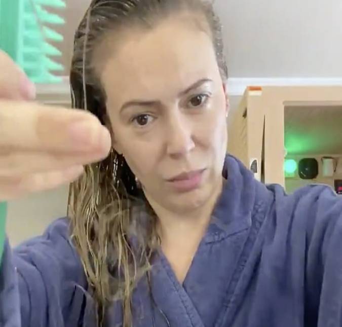 Alyssa Milano mostra queda de cabelo que diz ser causada pela Covid-19 e assusta seguidores