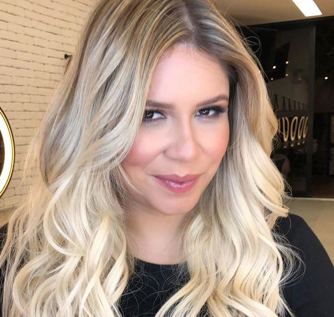 Marília Mendonça pede perdão após acusação na <i>web</i> e aparece ao lado de Murilo Huff: <i>Tomando uma com meu ex</i>