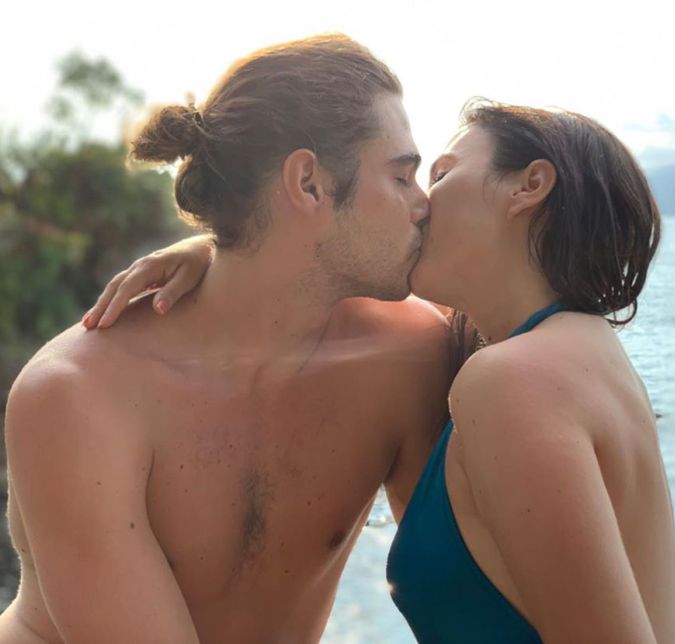 No dia 10 de novembro, o ator publicou uma foto diante do espelho com carinha de apaixonado e mostrou o bilhete que a amada havia colado para ele: Você é muito lindo. Por sua vez, Vitti escreveu na legenda: Eu te amo recadinho no espelho, te amo. Sabe que este recado não é meu, né? É de alguma ex-namorada do filho do Marcelo Antony, brincou Werneck. Quem aí também ficou com vontade de ter um mozão assim? No dia 10 de novembro, o ator publicou uma foto diante do espelho com carinha de apaixonado e mostrou o bilhete que a amada havia colado para ele: Você é muito lindo. Por sua vez, Vitti escreveu na legenda: Eu te amo recadinho no espelho, te amo. Sabe que este recado não é meu, né? É de alguma ex-namorada do filho do Marcelo Antony, brincou Werneck. Quem aí também ficou com vontade de ter um mozão assim?