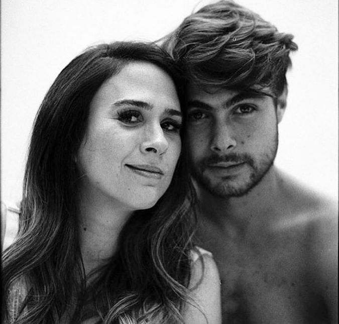 Justamente por ser um casal muito querido pelos internautas, a internet quase veio abaixo quando Tatá anunciou pelo Twitter que estava se separando. Na rede social, o perfil da humorista publicou a seguinte mensagem: Tatá Werneck através de sua assessoria (que existe, mas hoje sou eu mesma fingindo) anuncia separação. Beijos, respeitem se cuidem! Quem puder não saia! Não ponha jamais em risco ninguém sem necessidade. Esse é um momento de empatia e solidariedade. Beijos. Felizmente, tudo não passava de uma brincadeira feita por Maurício Meirelles! Justamente por ser um casal muito querido pelos internautas, a internet quase veio abaixo quando Tatá anunciou pelo Twitter que estava se separando. Na rede social, o perfil da humorista publicou a seguinte mensagem: Tatá Werneck através de sua assessoria (que existe, mas hoje sou eu mesma fingindo) anuncia separação. Beijos, respeitem se cuidem! Quem puder não saia! Não ponha jamais em risco ninguém sem necessidade. Esse é um momento de empatia e solidariedade. Beijos. Felizmente, tudo não passava de uma brincadeira feita por Maurício Meirelles!