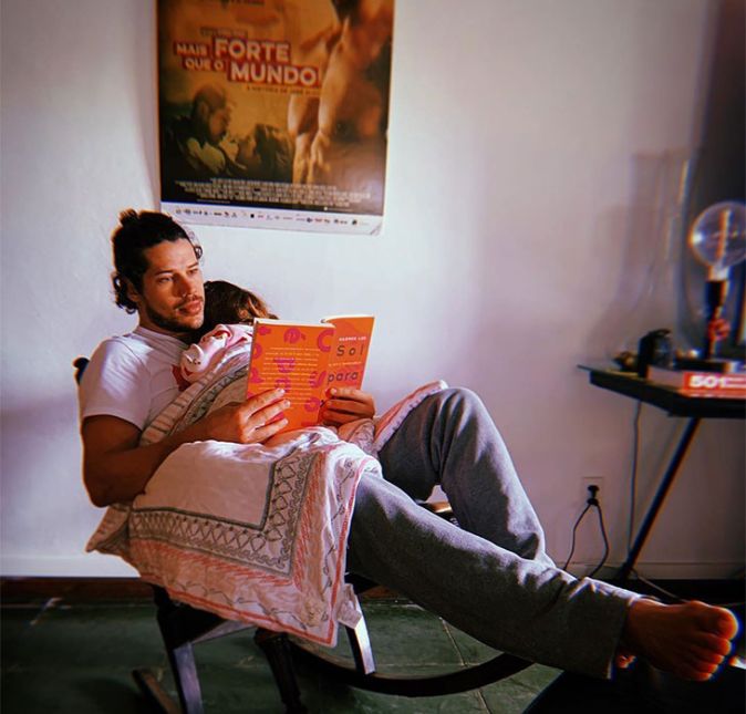 O ator mostrou que é possível ficar ao lado de Bella durante seus momentos de lazer! No clique acima, a pequena dorme em seu colo enquanto José lê um livro. Que coisa mais fofa, não é mesmo? O ator mostrou que é possível ficar ao lado de Bella durante seus momentos de lazer! No clique acima, a pequena dorme em seu colo enquanto José lê um livro. Que coisa mais fofa, não é mesmo?