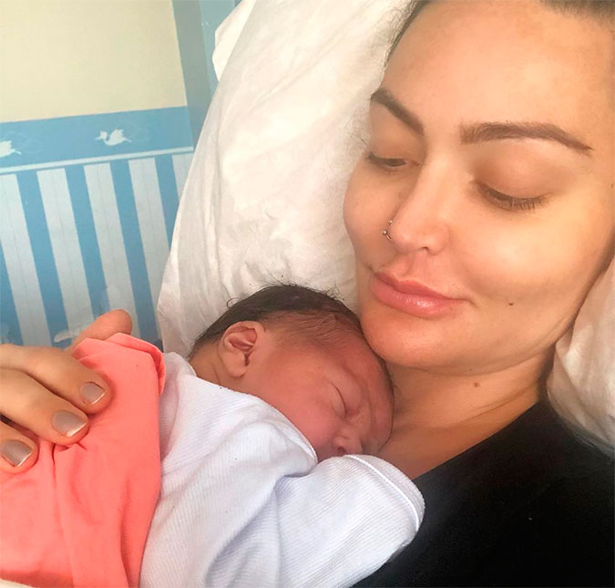 Laura Keller chora ao ver filho recém-nascido passar por cirurgia na língua