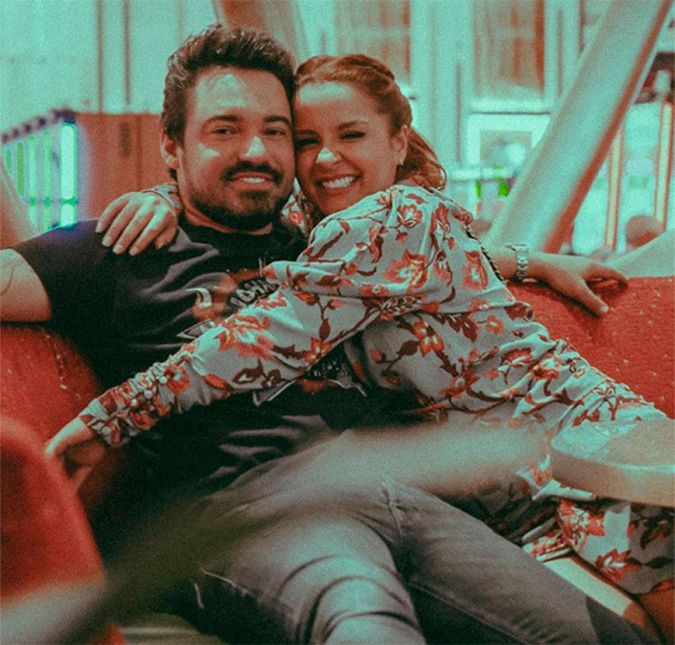 Maiara e Fernando demoraram a assumir que estavam realmente juntos, e da última vez que voltaram, assumiram uma relação mais discreta. E mesmo todo mundo achando que o relacionamento ia deslanchar de vez, já que o cantor pediu a mão da amada em casamento, eles acabaram terminando mais uma vez. Agora, em 2022, tudo indica que o casal está novamente junto! Maiara e Fernando demoraram a assumir que estavam realmente juntos, e da última vez que voltaram, assumiram uma relação mais discreta. E mesmo todo mundo achando que o relacionamento ia deslanchar de vez, já que o cantor pediu a mão da amada em casamento, eles acabaram terminando mais uma vez. Agora, em 2022, tudo indica que o casal está novamente junto!