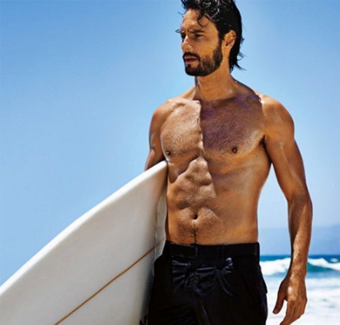 Não foi só você que se encantou por este clique de Rodrigo Santoro! O galã surpreendeu ao divulgar foto em que aparece exibindo o corpo sarado enquanto segura uma prancha de surfe e acabou chamando atenção até mesmo da esposa, Mel Fronckowiak, que mostrou continua se surpreendendo pelo físico do ator. Eita! Não sei sobre surfar, mas tem umas roupas precisando lavar aqui em casa. #valhaameDeus! #comumtanquinhodesse, disse ela, ganhando dezenas de likes pela mensagem. Não foi só você que se encantou por este clique de Rodrigo Santoro! O galã surpreendeu ao divulgar foto em que aparece exibindo o corpo sarado enquanto segura uma prancha de surfe e acabou chamando atenção até mesmo da esposa, Mel Fronckowiak, que mostrou continua se surpreendendo pelo físico do ator. Eita! Não sei sobre surfar, mas tem umas roupas precisando lavar aqui em casa. #valhaameDeus! #comumtanquinhodesse, disse ela, ganhando dezenas de likes pela mensagem.